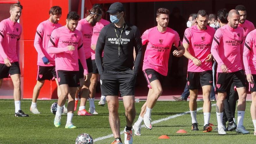 Julen Lopetegui dirige un entrenamiento previo al choque del Sevilla ante el Borussia