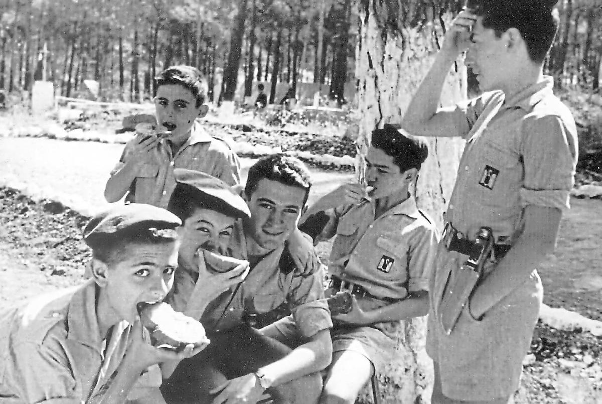 Acampados en Sierra Espuña, entre ellos Emilio, Masía, los hermanis Clavel Sainz y Andrés Checa, años sesenta