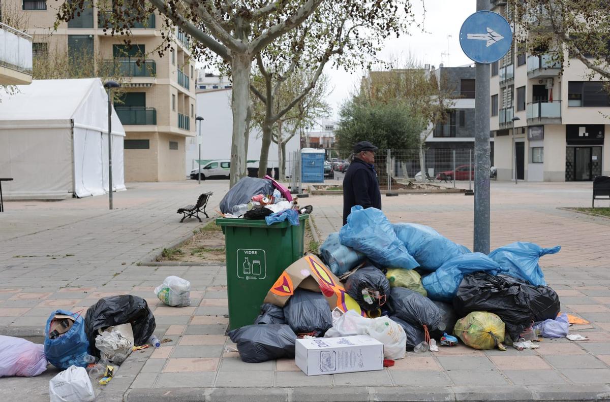 Bolsas de basura acumuladas en otro punto de la ciudad.