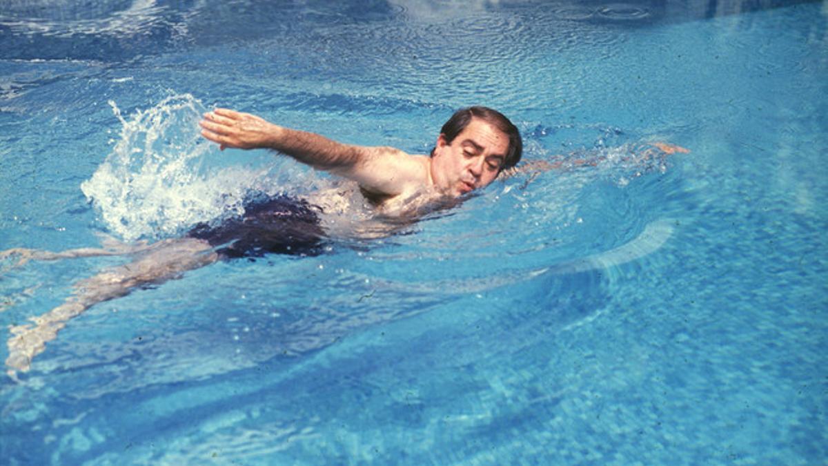 Lluís Prenafeta en su piscina, en 1990.
