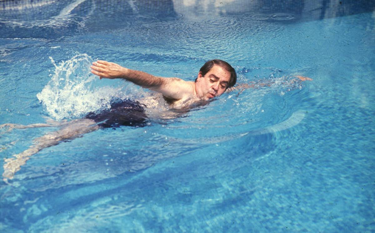 Lluís Prenafeta en su piscina, en 1990. Lluís Prenafeta en su piscina, en 1990.