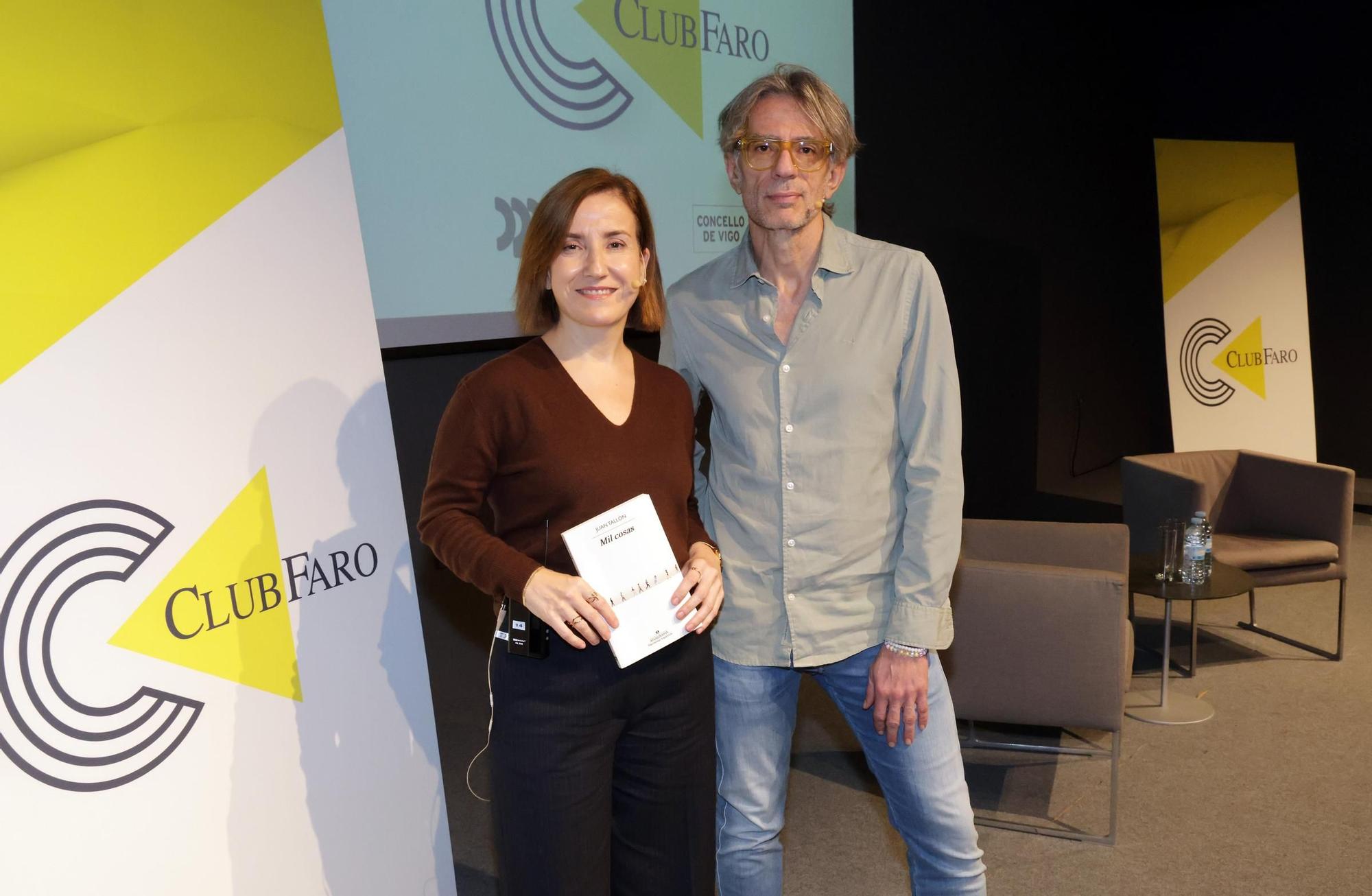 Irene Bascoy, subdirectora de FARO, y el escritor y periodista Juan Tallón, ayer, en el Club FARO