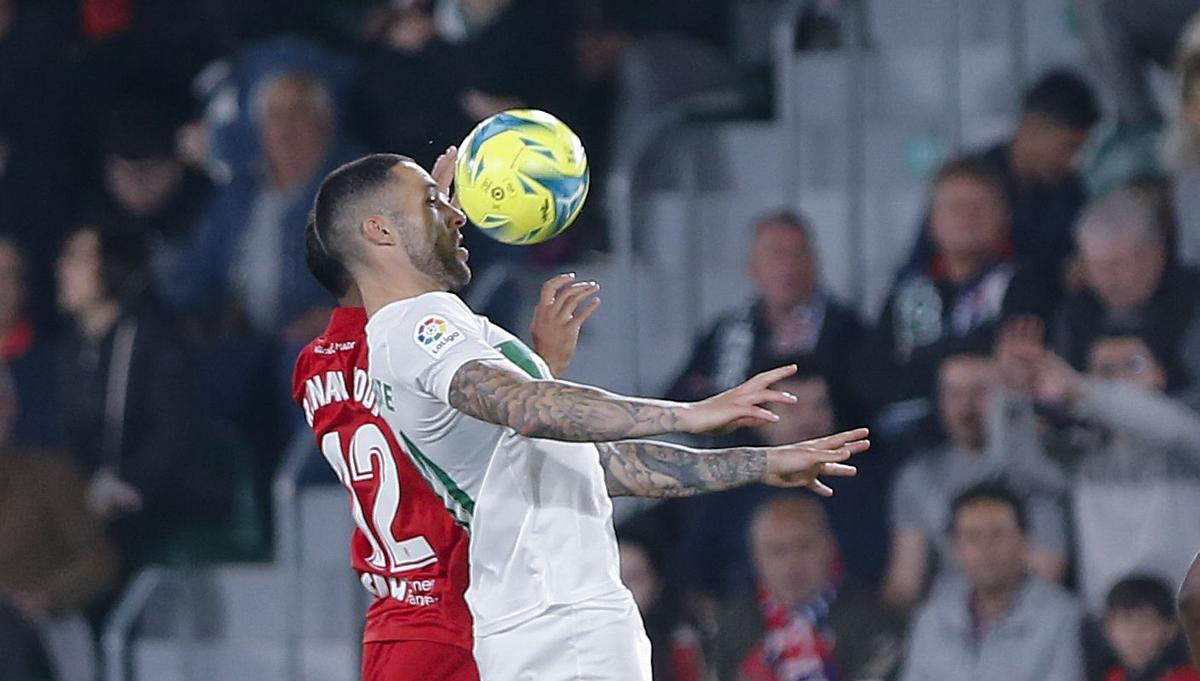 ELCHE (ALICANTE), 11/05/2022.- El delantero del Elche Tete Morente (d) trata de controlar un balón ante Renan Lodi, del Atlético de Madrid, durante el partido de Liga en Primera División que se disputa hoy miércoles en el estadio Martínez Valero, en Elche. EFE/Manuel Lorenzo