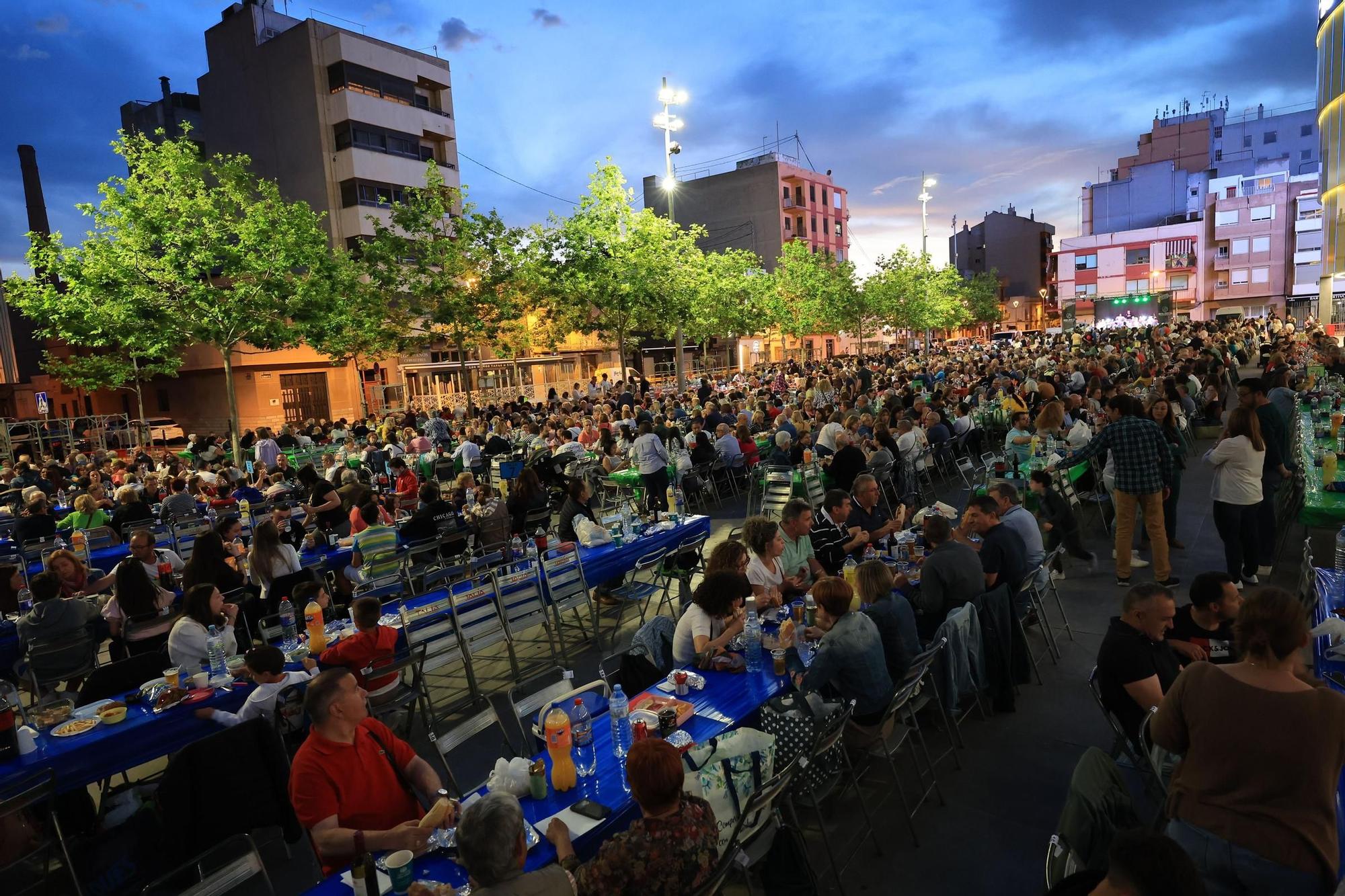 Búscate en la galería de fotos del Macrosopar de Veïns de las fiestas de Vila-real