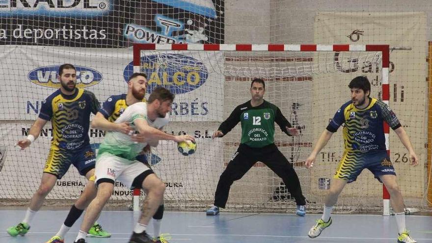 Cerqueira, Gavidia y Cancio, con Diego Moyano bajo palos, en el encuentro ante el Anaitasuna. // S. Álvarez