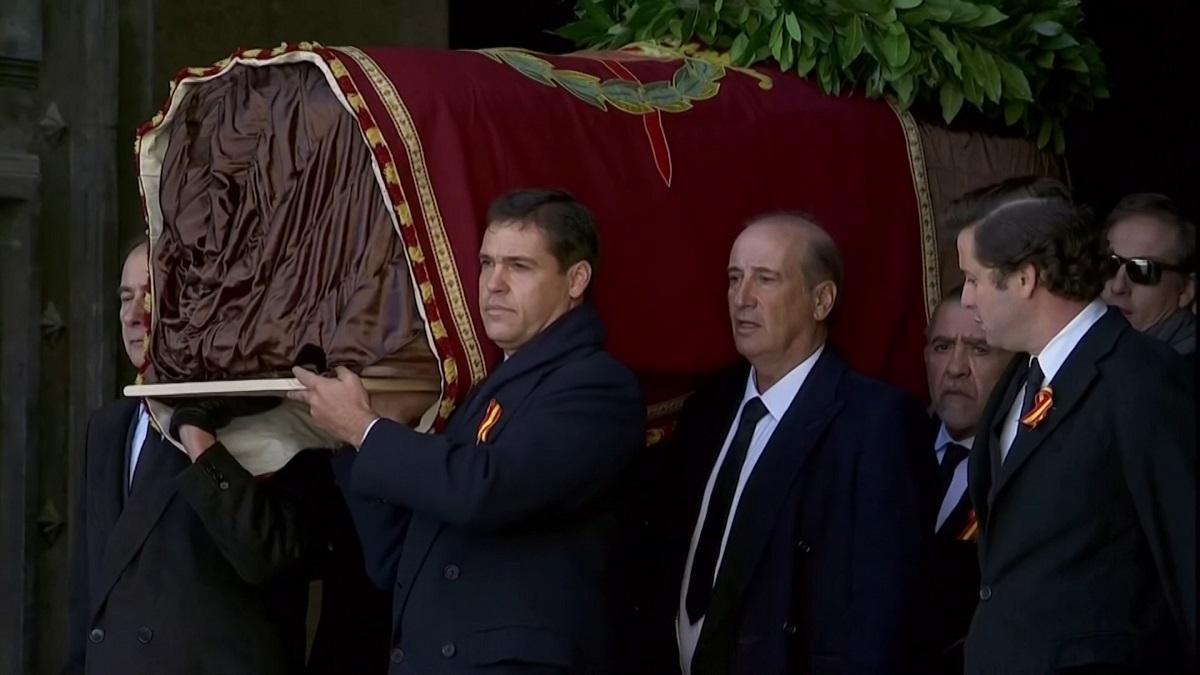 España se hace mayor y saca al dictador de su templo