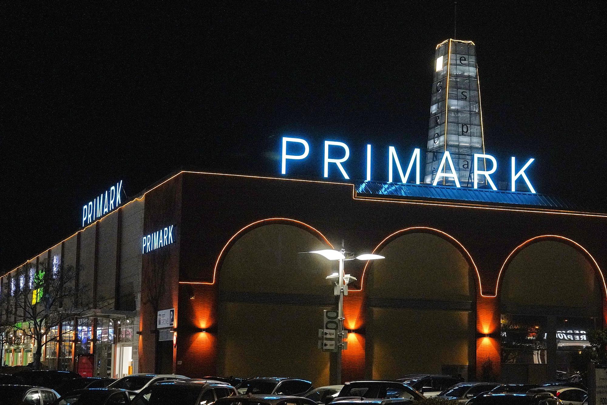 Primark ja il·lumina el rètol de la futura botiga de Salt
