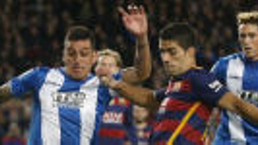 Roco lucha por un balón con Luis Suárez en un Barça-Espanyol.