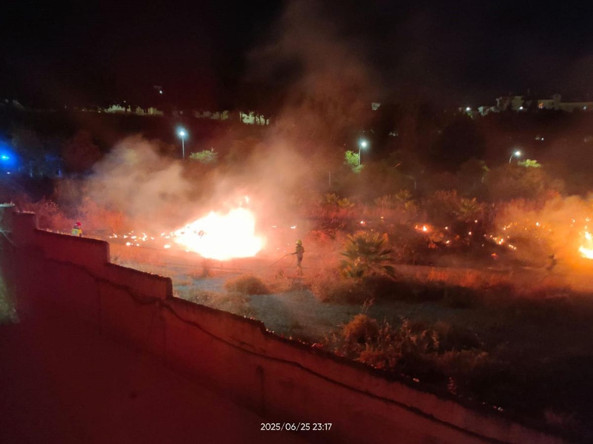 La rápida actuación de los bomberos ha evitado que las llamas afectaran al muro perimetral de Tivoli.