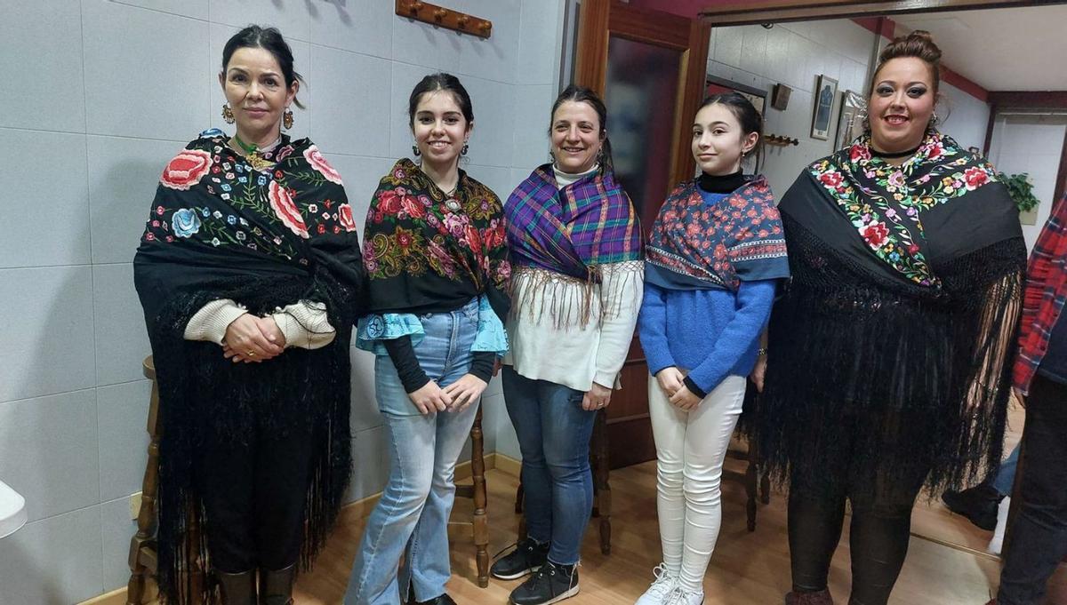 Cinco mujeres con distintos mantones colocados al estilo tradicional. | E. P.