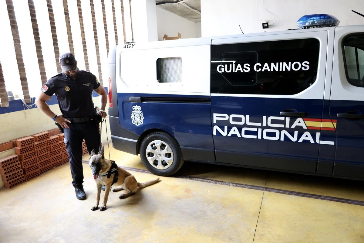 Juan Luis y Xena, junto a un vehículo de la Unidad de Guías Caninos, en Sangonera.