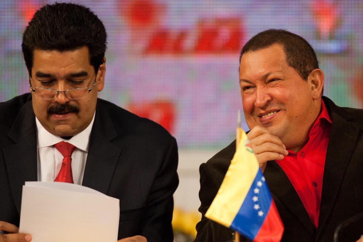 El expresidente venezolano Hugo Chávez junto al entonces ministro de Relaciones Extreriores, Nicolás Maduro en XI Cumbre de jefes de Estado de la Alianza Bolivariana para los Pueblos de América (ALBA)