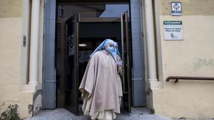 Dos religiosas salen la semana pasada del centro de vacunación del Hospital Virgen de la Montaña.