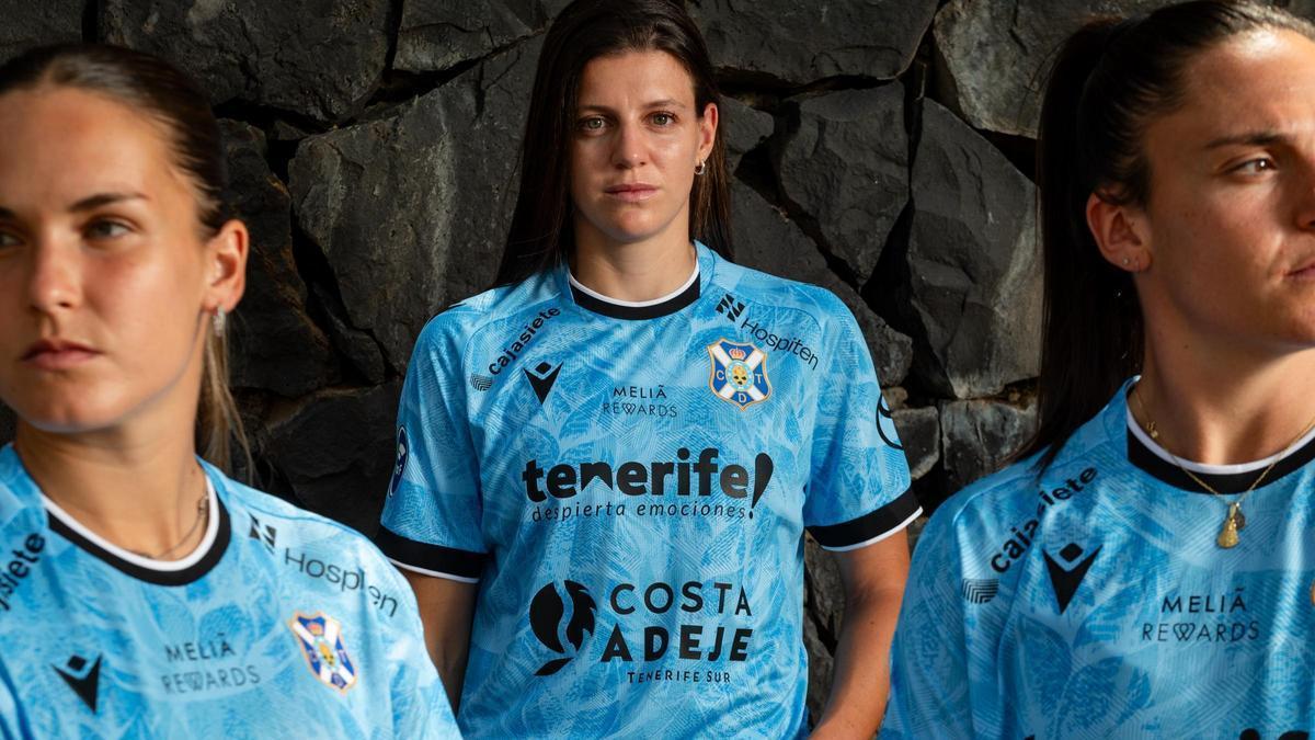Carlota Suárez, con el tercer uniforme.
