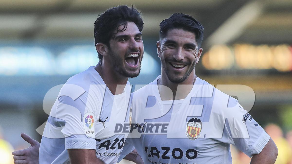 Guedes y Soler celebran un gol