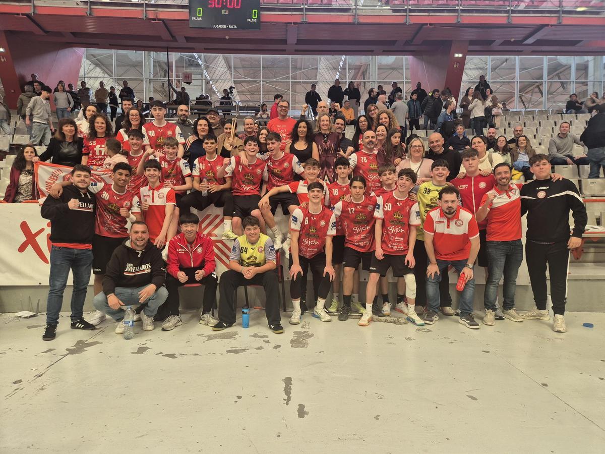 Los componentes del Juanfersa Gijón celebran el títulos con su entrenador Kiko Cimadevilla.