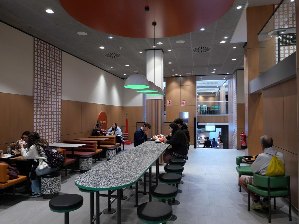 Interior del local tras la reapertura.