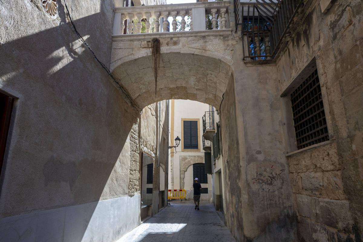 FOTOS | El callejón de menos de un metro de ancho que se esconde en Palma