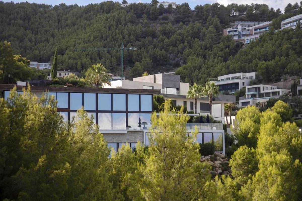 Los carteles de inmobiliarias y constructoras forman parte del paisaje. | GUILLEM BOSCH