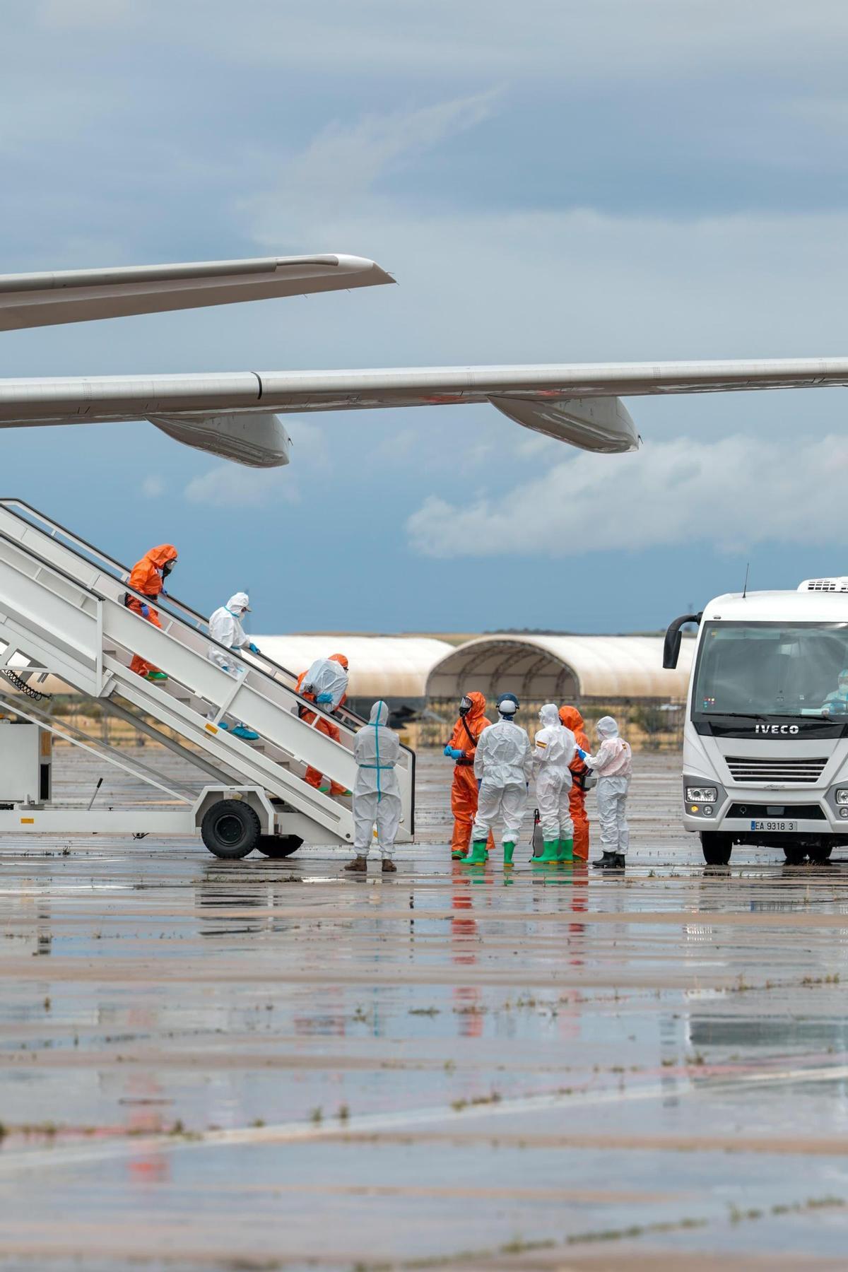 La llegada de los 14 pasajeros españoles del MV Hondius a la base aérea madrileña de Torrejón, en imágenes