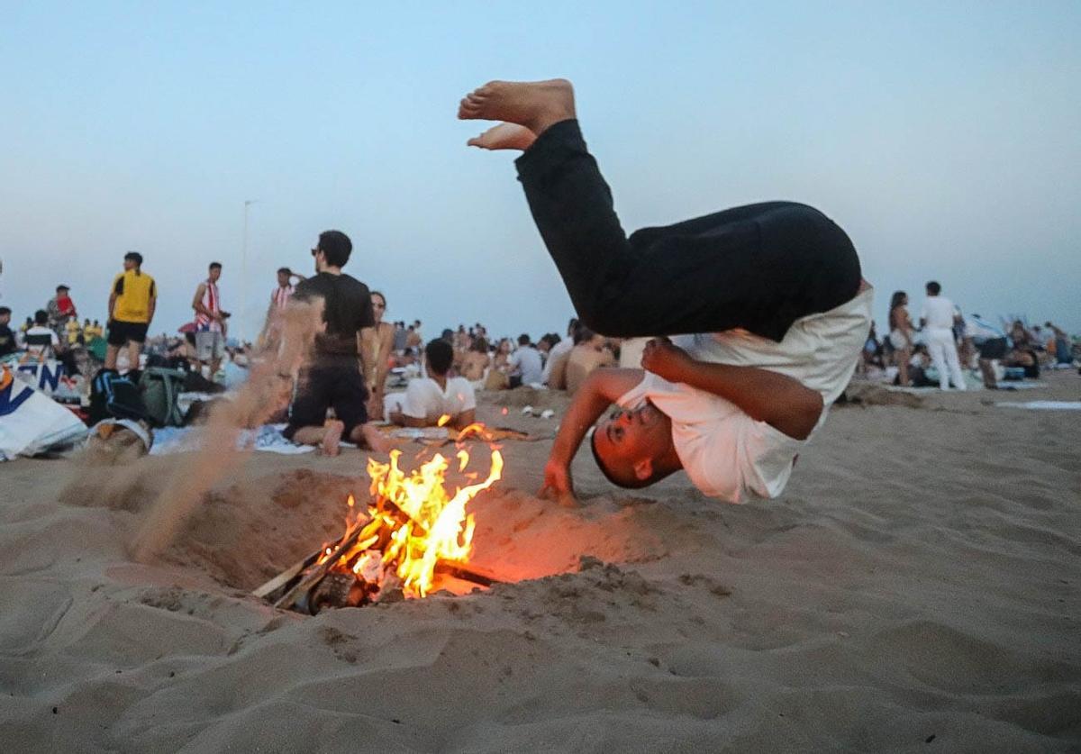 Todas las fotos de una noche de San Juan sofocante en las playas de València