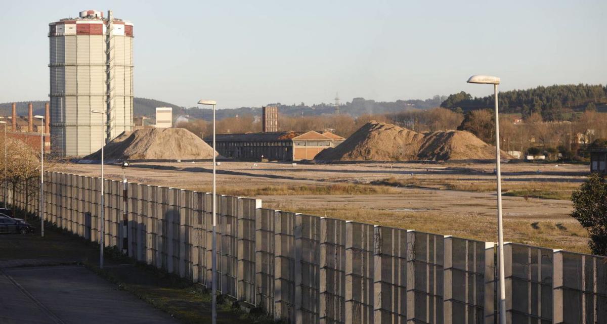El gasómetro indultado, con el solar donde se construirá el futuro parque empresarial de Baterías.