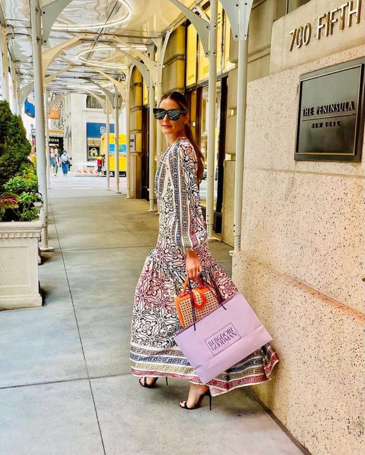 La 'it girl' Olivia Palermo con vestido de la diseñadora Silvia Tcherassi para un día de compras en Nueva York