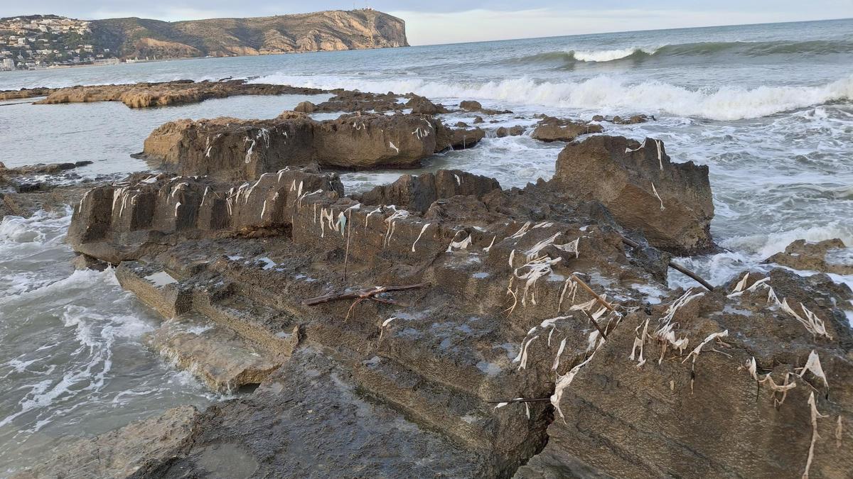 Las toallitas salpican las piedras del Montayar de Xàbia