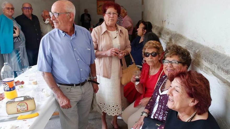 Misa y aperitivo para la fiesta sacramental en San Miguel de Quiloño