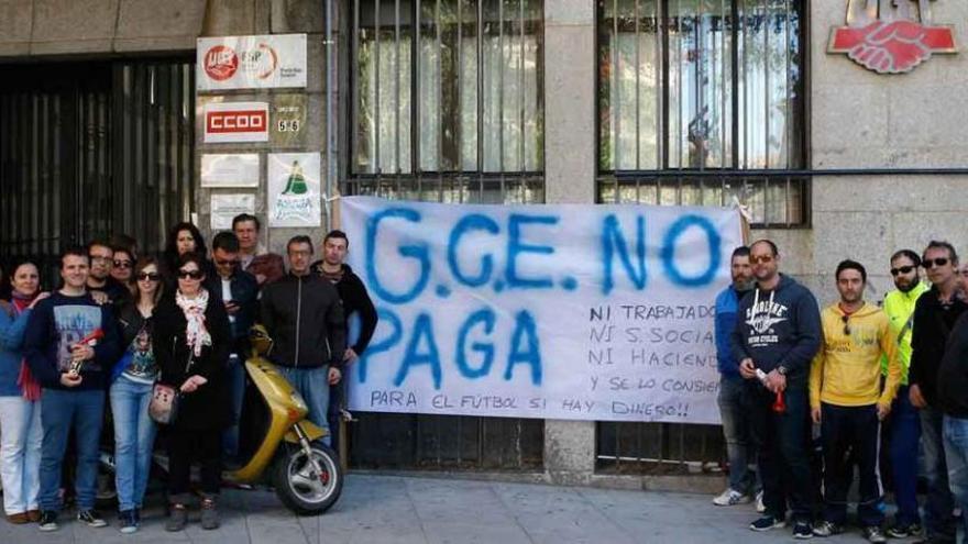 Protesta convocada ayer en la plaza de Alemania.