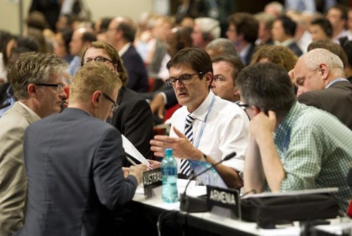 El ministre australià de Medi Ambient, Greg Combet (segon per la dreta), parla amb altres delegats en un descans de la cimera, dissabte, a Durban. El ministre australià de Medi Ambient, Greg Combet (segon per la dreta), parla amb altres delegats en un descans de la cimera, dissabte, a Durban.