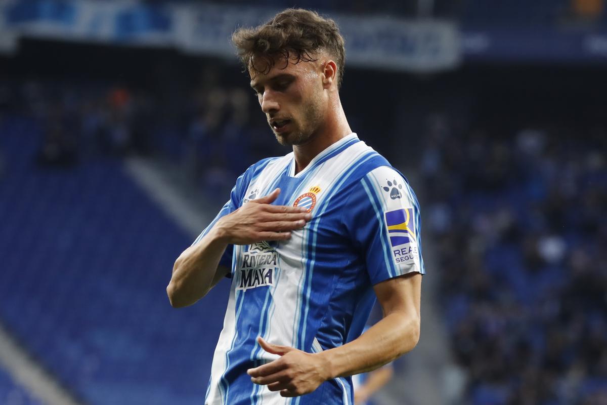 BARCELONA, 04/06/2023.- El delantero del Espanyol Javi Puado celebra su gol ante el Almería durante el encuentro correspondiente a la última jornada de primer división que disputan hoy domingo en el RCD Stadium, en Barcelona. EFE / Andreu Dalmau.