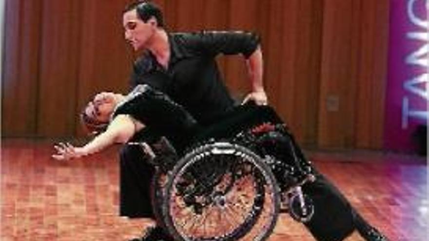 Una argentina ataca les barreres socials ballant tango en cadira de rodes