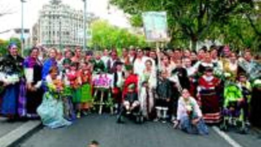 Miles de flores y devoción para la Virgen del Pilar