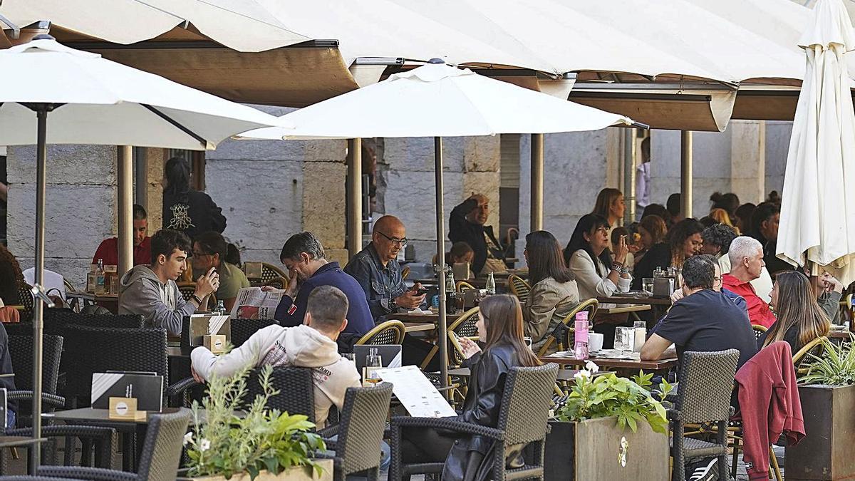 Terrasses plenes als restaurants de la gironina Plaça de la Independència | MARC MARTÍ