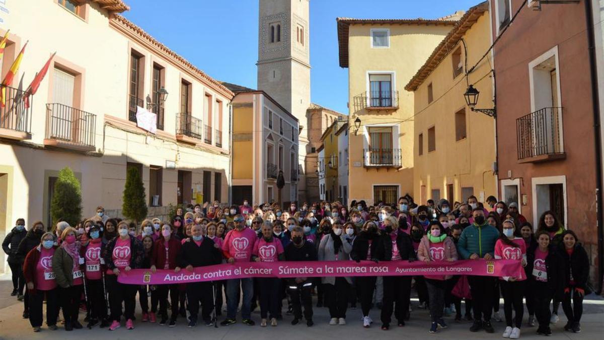 Los participantes recibieron una camiseta rosa. | SERVICIO ESPECIAL