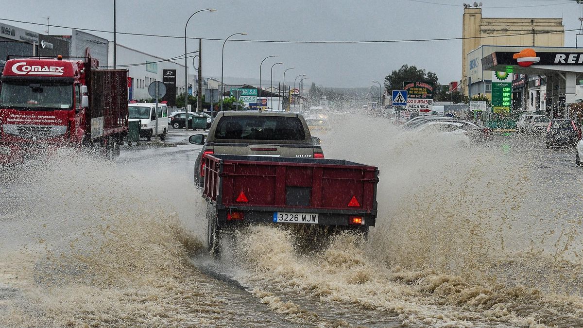 Vehículos por las balsas de agua de la avenida Martín Palomino de Plasencia.