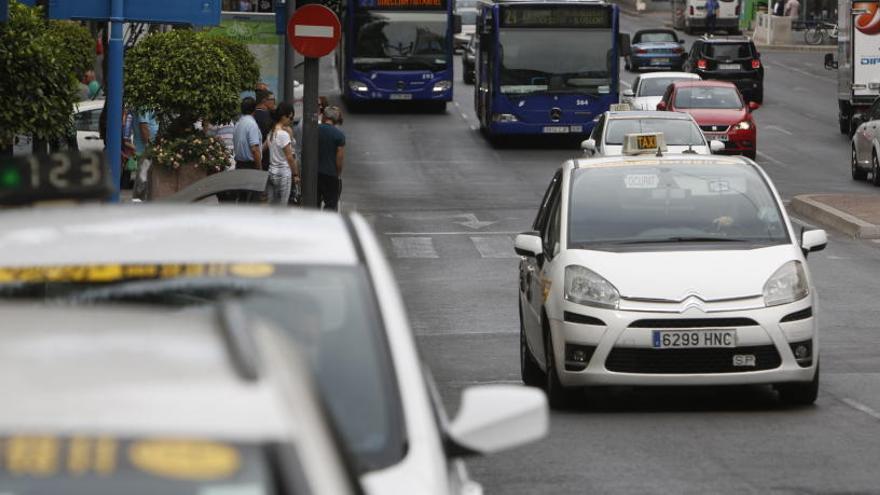 Vecinos critican el bloqueo del &quot;taxi a demanda&quot; en las pedanías
