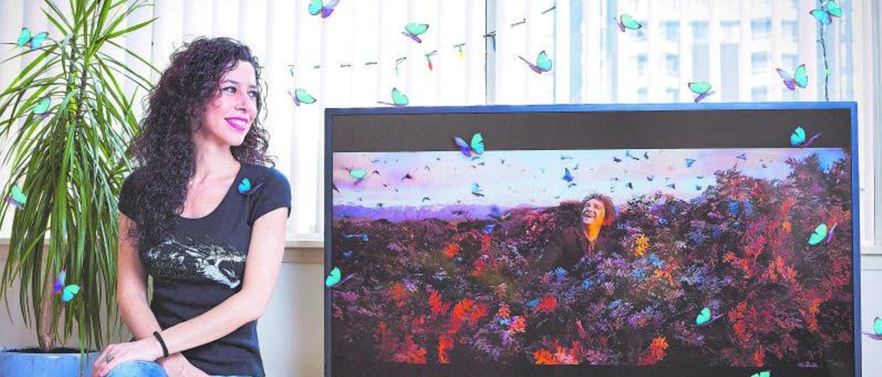 Carolina Jiménez García junto a una imagen de Bilbo Bolson, personaje de la trilogía ‘El Hobbit’ en la cual trabajó como animadora. | ELD