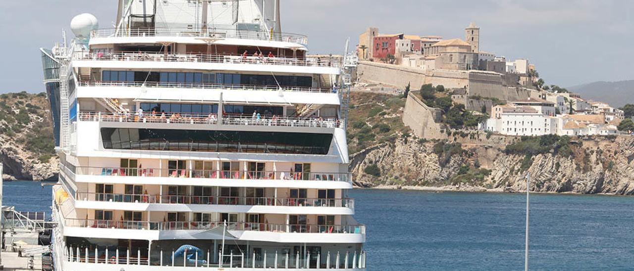 Una imagen de archivo de uno de los cruceros atracados en el puerto de Ibiza.