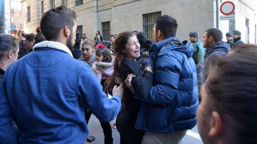 Una de las hijas de &quot;Lupe&quot;, desconsolada, increpa a su padre. // G.S.