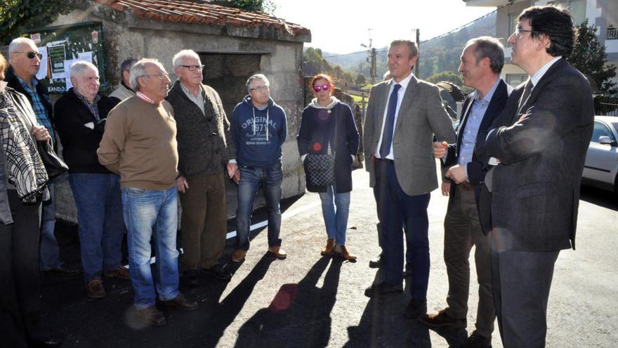 Alfonso Rueda conversa esta mañana con unos vecinos junto al alcalde de Soutomaior y el delegado de la Xunta en Vigo.