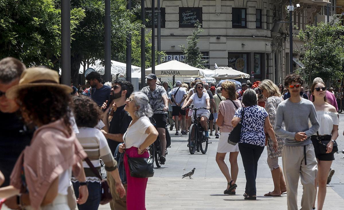 Archivo - Varios turistas recorren la ciudad, a 28 de mayo de 2024, en Valencia, Comunidad Valenciana (España).