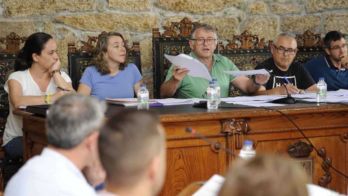 El alcalde y edil de Facenda, Manuel Cuiña, durante un pleno.//Bernabé/Javier Lalín