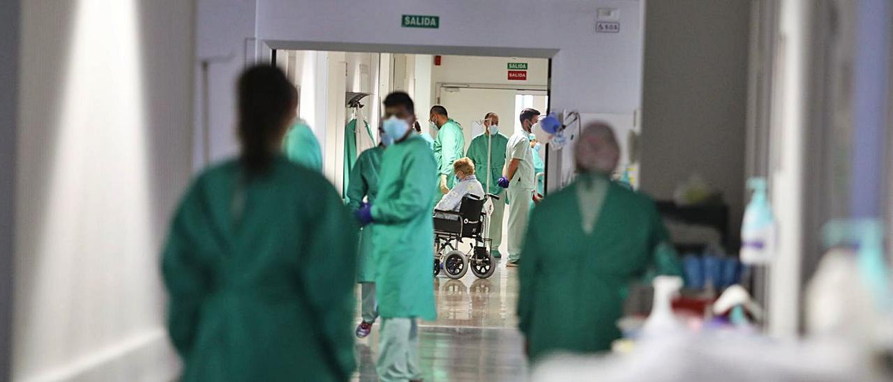 Personal de Urgencias del Hospital del Vinalopó durante la crisis sanitaria por el coronavirus.  | ANTONIO AMORÓS