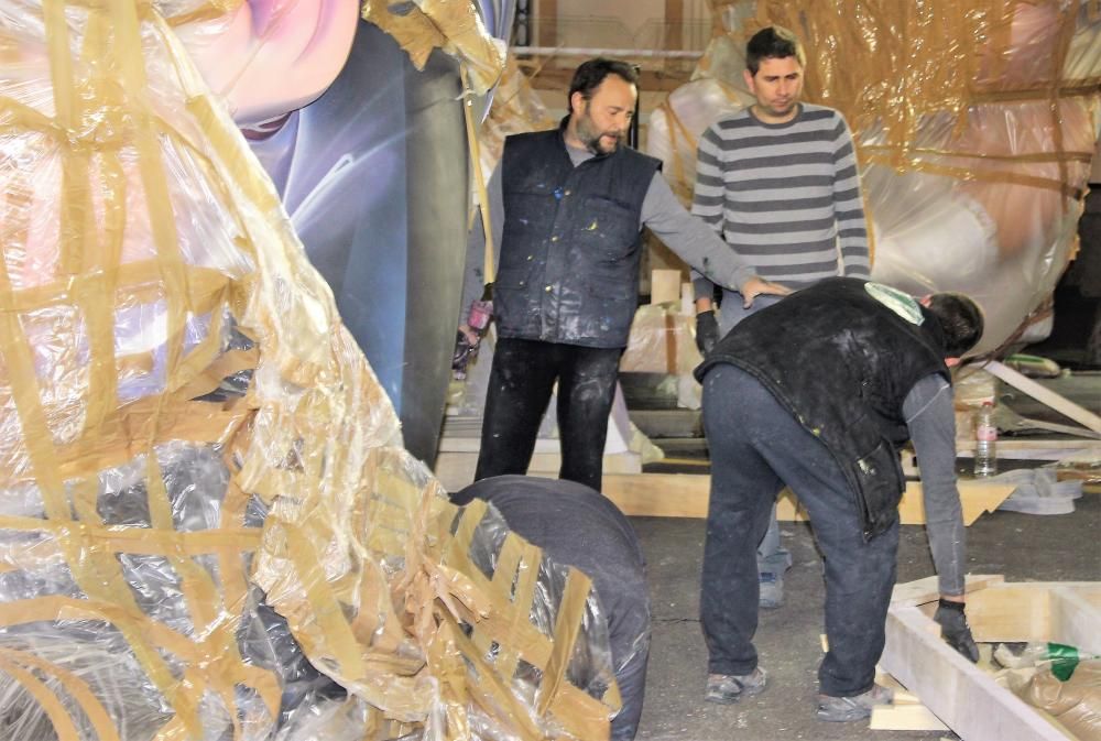 Paco Giner, en plena labor en Exposición