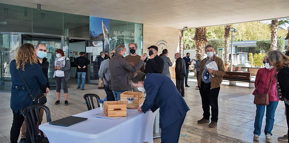 Firmas en apoyo del Aula del Mar en marzo de este año.  | PAULA GUARDIÁN