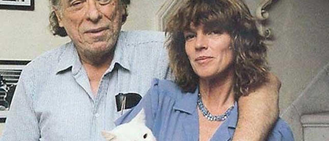 Charles Bukowski con su esposa Linda y uno de sus gatos.