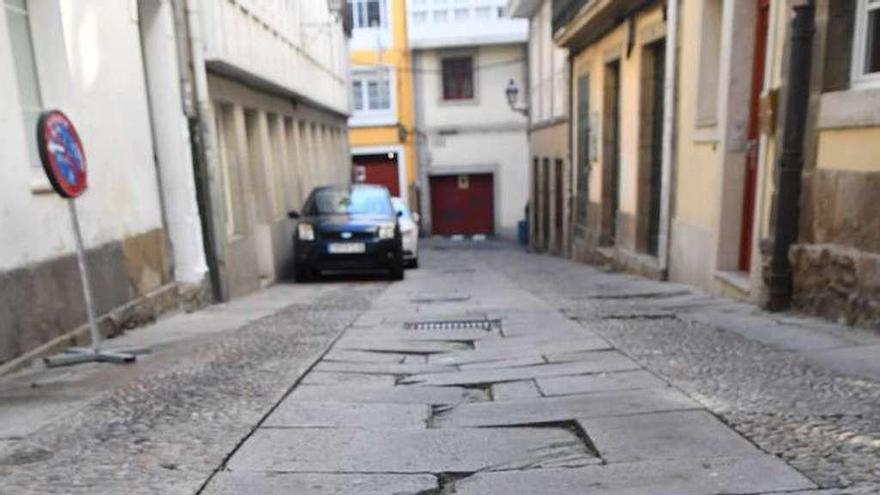 Baldosas rotas y desniveladas en la calle Cortaduría.