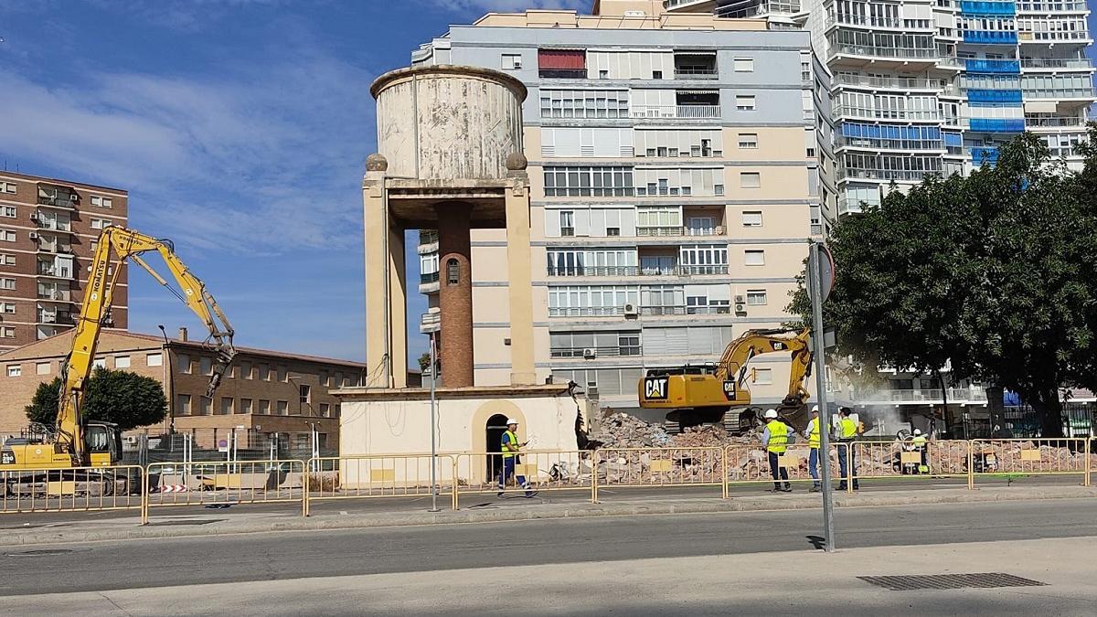 Uno de los depósitos de agua demolidos en el Puerto de Málaga.